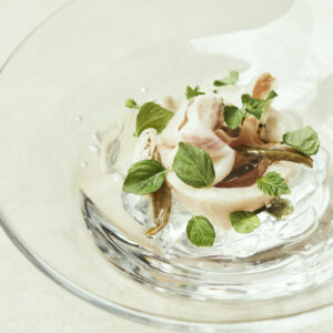 「チョウザメとジャスミンジュレ」は、宮崎チョウザメをジャスミンティーのゼリーと合わせた夏にぴったりの一皿。