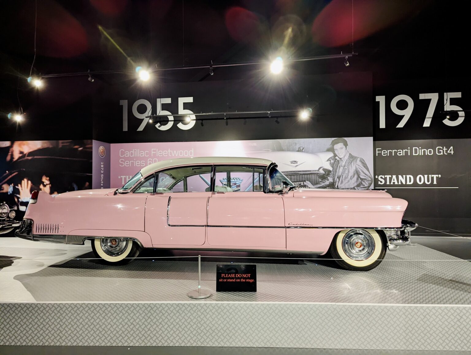 彼の愛車が20台以上飾られた自動車博物館もあり、エルヴィスの代名詞でもあるピンクのキャデラックも展示。