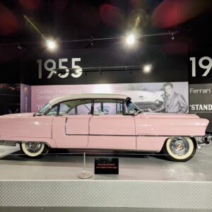 彼の愛車が20台以上飾られた自動車博物館もあり、エルヴィスの代名詞でもあるピンクのキャデラックも展示。