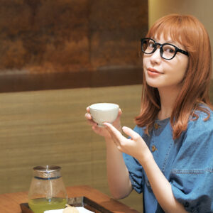 京都の老舗日本茶専門店〈一保堂茶舗 東京丸の内店〉へ。喫茶室でこだわりの一杯をいただく