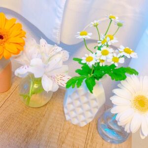 〈日比谷花壇〉のサブスクでもらった花はお気に入りの花瓶に生けて。