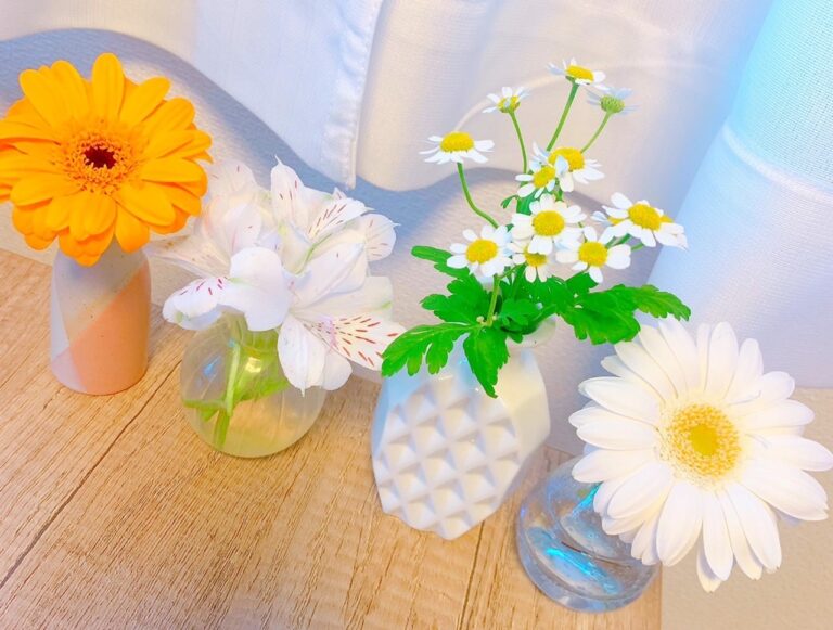 〈日比谷花壇〉のサブスクでもらった花はお気に入りの花瓶に生けて。