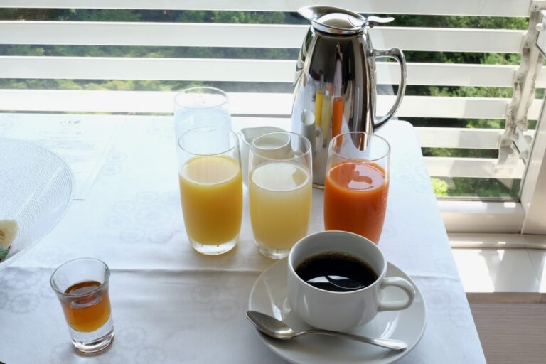エチオピア イルガチェフェ産　有機・フェアトレードコーヒーと、オレンジ・グレープフルーツ・野菜から選べるジュース。