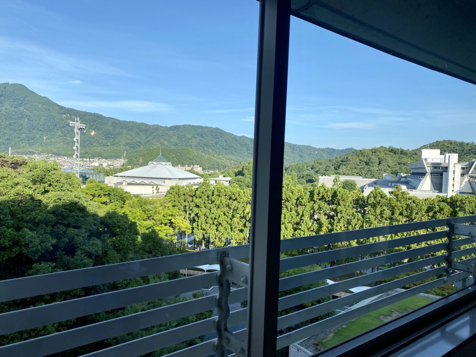 客室によっては比叡山を頂上まで見渡せる。