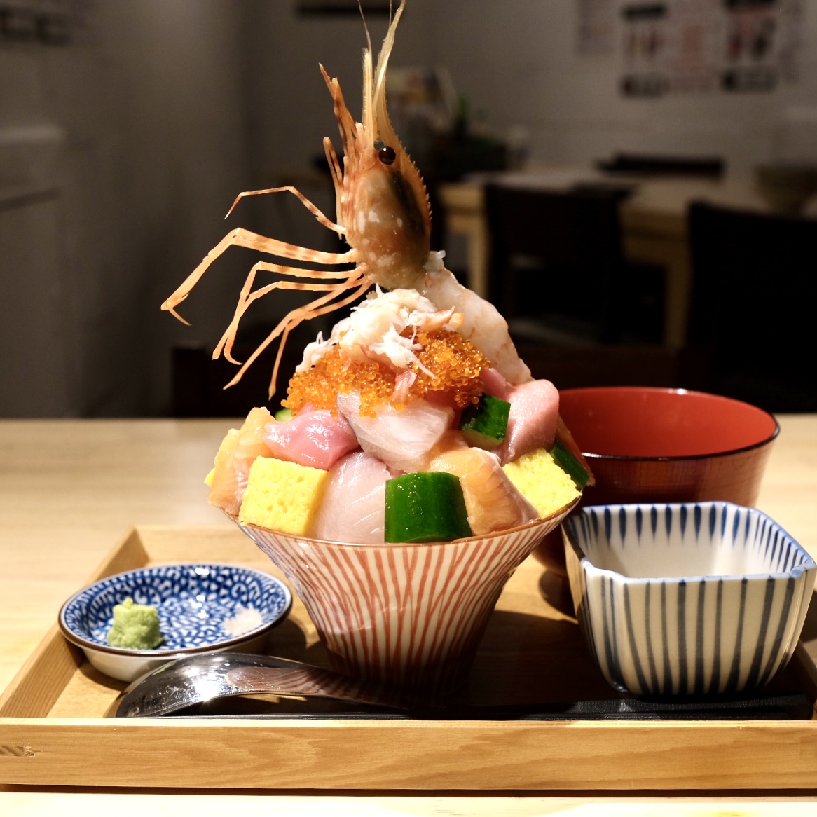 「究極の海鮮丼」990円。