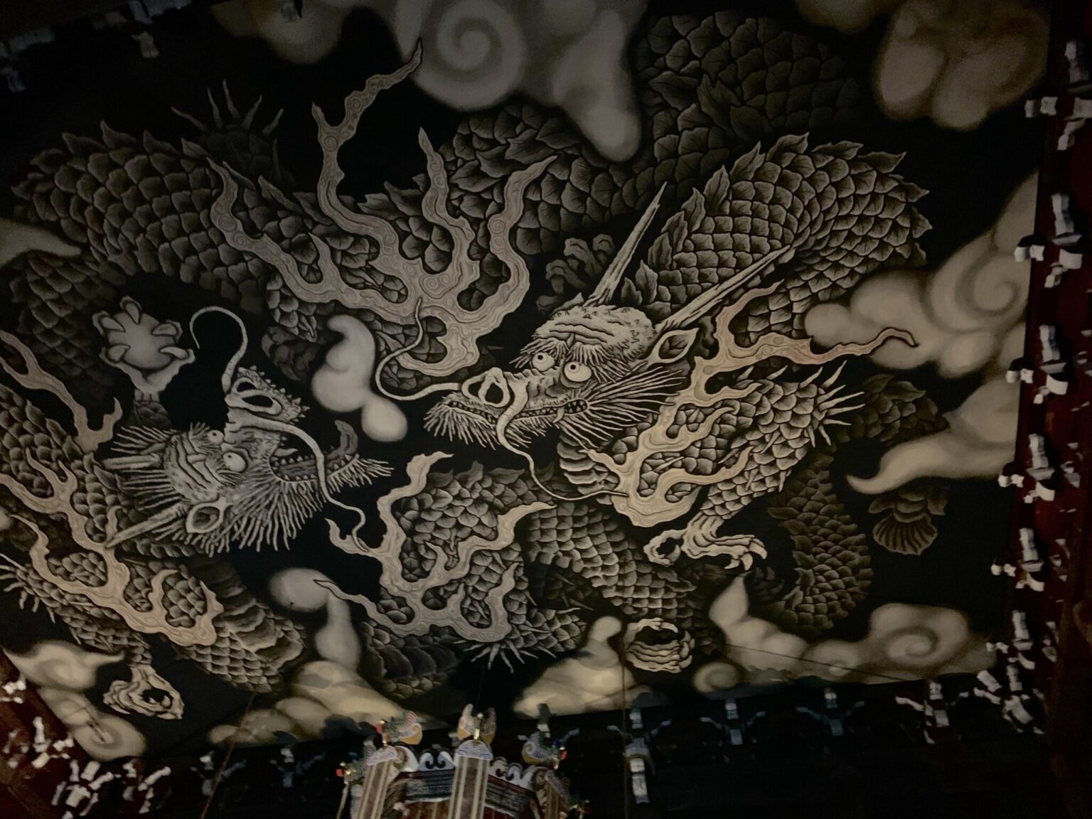 〈建仁寺〉創建800年を記念して、小泉淳作画博が2年の歳月を掛けて書いた『双龍図』と『墨龍図』は圧巻。リクライニングチェアに寝転んで、水墨画を思いのままに眺められる体験も販売しています。