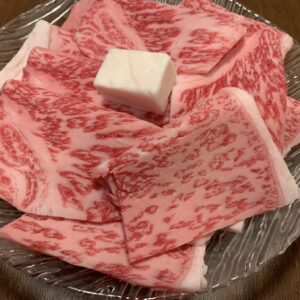 お肉はお隣滋賀県の近江牛。ほどよいサシが、焼くととろけるような味わいに。