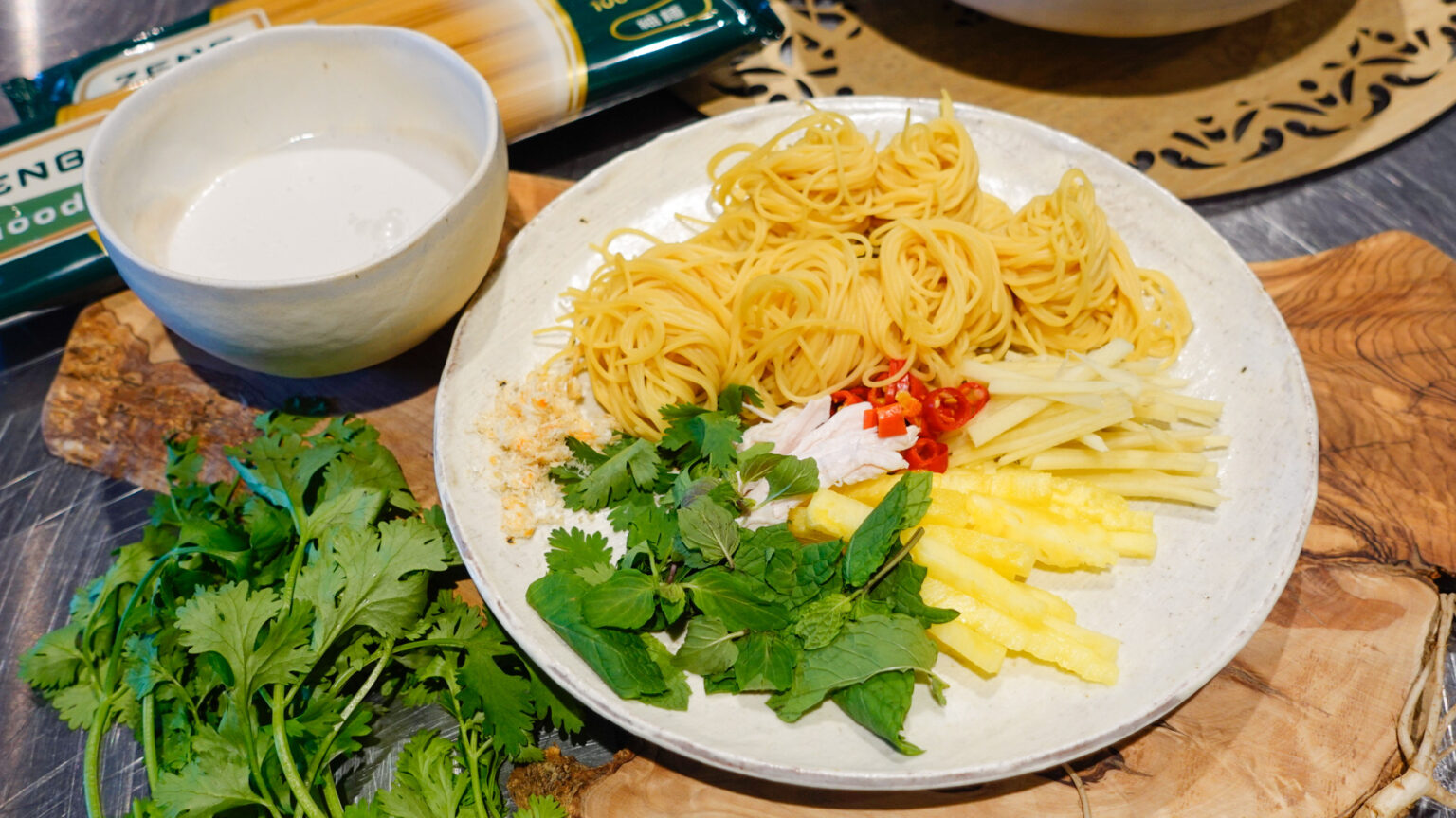 レシピは「タイ風白つけ麺」をはじめ、7〜8月にかけて特設ページにて順次公開された。