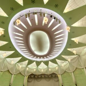 森林をイメージしたガラスモザイクに、フロアはすべて板張りの楕円形の宴会場「ゴールドルーム」。