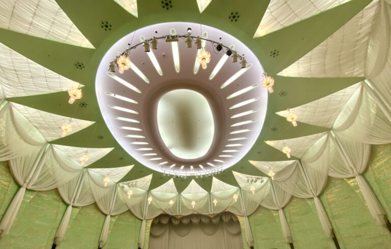森林をイメージしたガラスモザイクに、フロアはすべて板張りの楕円形の宴会場「ゴールドルーム」。
