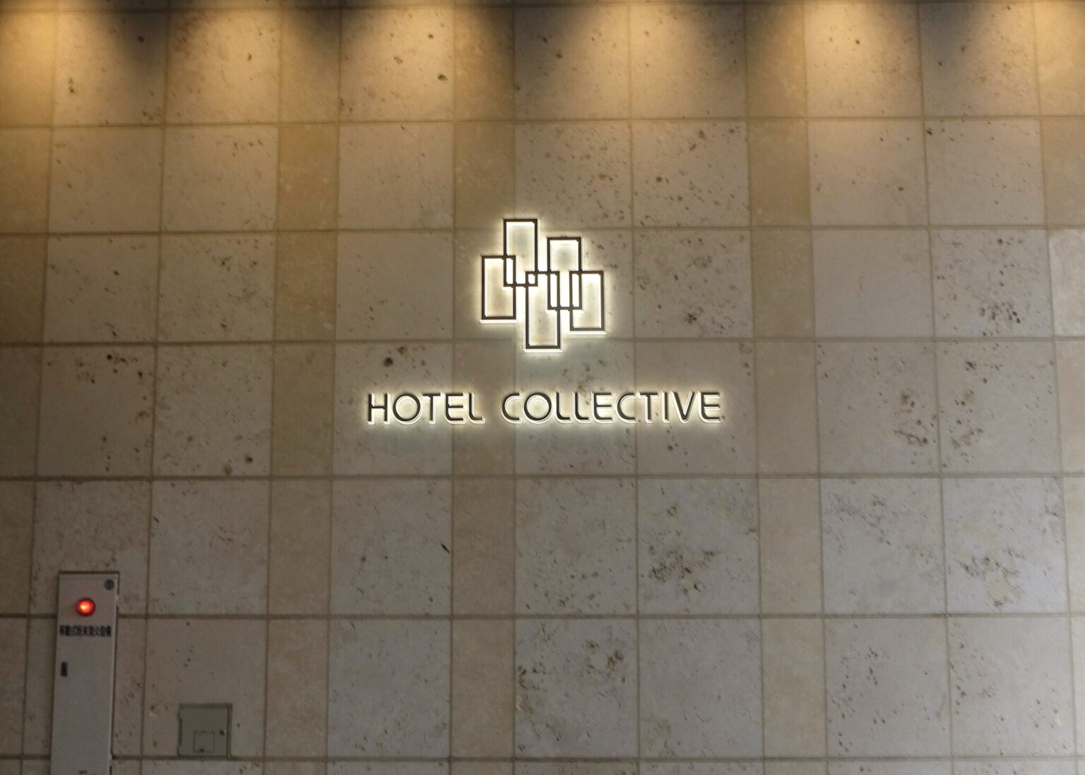 ５つの窓が重なるホテルのロゴには、“五感を解き放つ場所”というメッセージが。琉球石灰岩を使った外壁も沖縄ならでは。