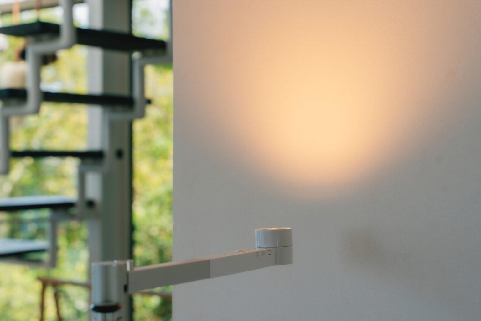 「Dyson Lightcycle Morph™デスクライト」は、寒色にも暖色にも自由に色を変えられるライト。写真のように壁に反射させて間接照明のように使うのもおすすめです。ライトの支柱部分には、USB-TypeCの充電機能も搭載。かゆい所に手が届く細かい設計もダイソンならでは。
