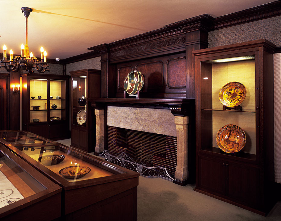 こちらは居間だった展示室。暖炉の上には中国・後漢時代の画像石がはめ込めれている。