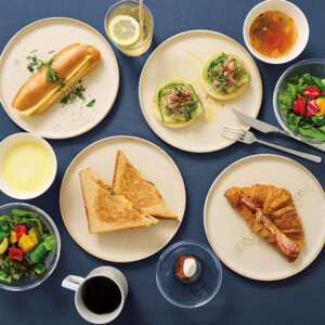 朝食は新鮮な野菜や果物で作ったサンドイッチ＆ビュッフェ。