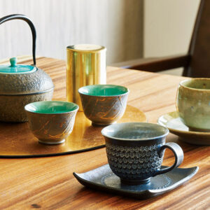 客室では〈一保堂茶舗〉のお茶を〈西川貞三郎商店〉が手がける清水焼の器でいただける。