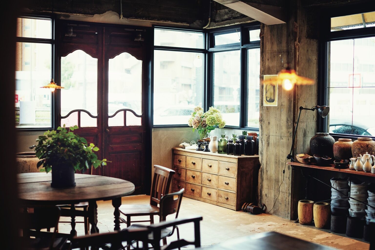 生花とアンティークの家具が映える落ち着いた空間は、御幸町のドライフラワー専門店〈プルミエ・エタージュ〉の2号店〈2ème MAISON〉。