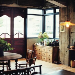 生花とアンティークの家具が映える落ち着いた空間は、御幸町のドライフラワー専門店〈プルミエ・エタージュ〉の2号店〈2ème MAISON〉。