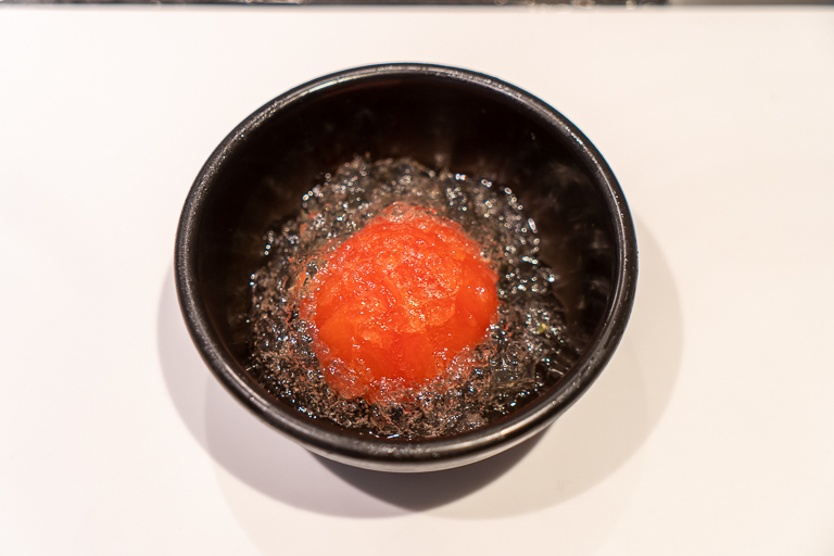 ピクルス液のジュレがたっぷりの「フルーツトマトの丸ごとピクルス」380円。