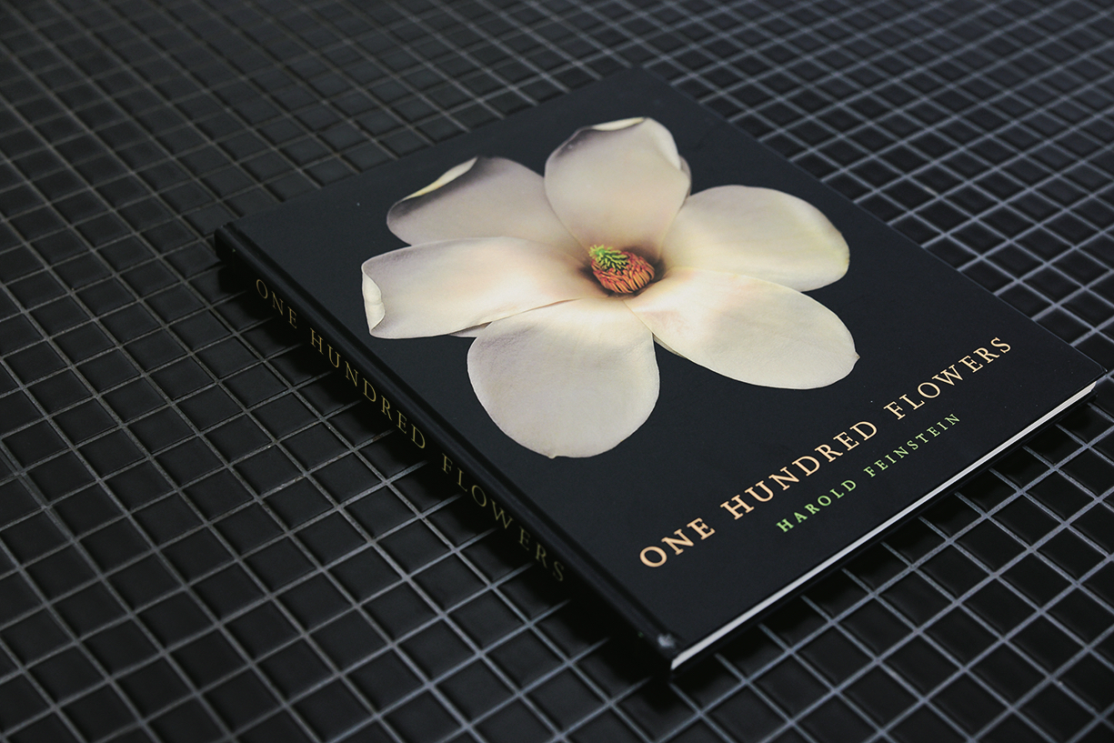 お客さんからのプレゼント。週末のお花屋さん時代からの常連さんが開店祝いにとくださった『One Hundred Flowers』（Harold Feinstein）。黒バックでオブジェクトを撮影する作風の作家によるもの。