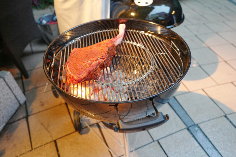 スパイスたっぷりまぶした大きな塊肉を豪快に焼く、本場のBBQスタイルには圧倒される。
