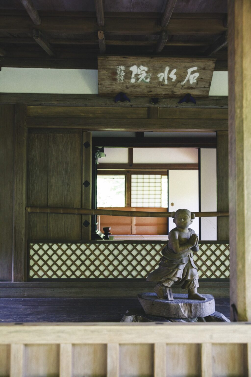 鎌倉時代から残る石水院は、明恵上人が後鳥羽上皇より賜った学問所で国宝に指定。庇の間には善財童子の姿。