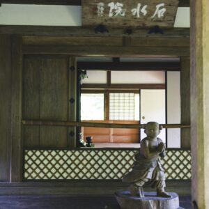 鎌倉時代から残る石水院は、明恵上人が後鳥羽上皇より賜った学問所で国宝に指定。庇の間には善財童子の姿。