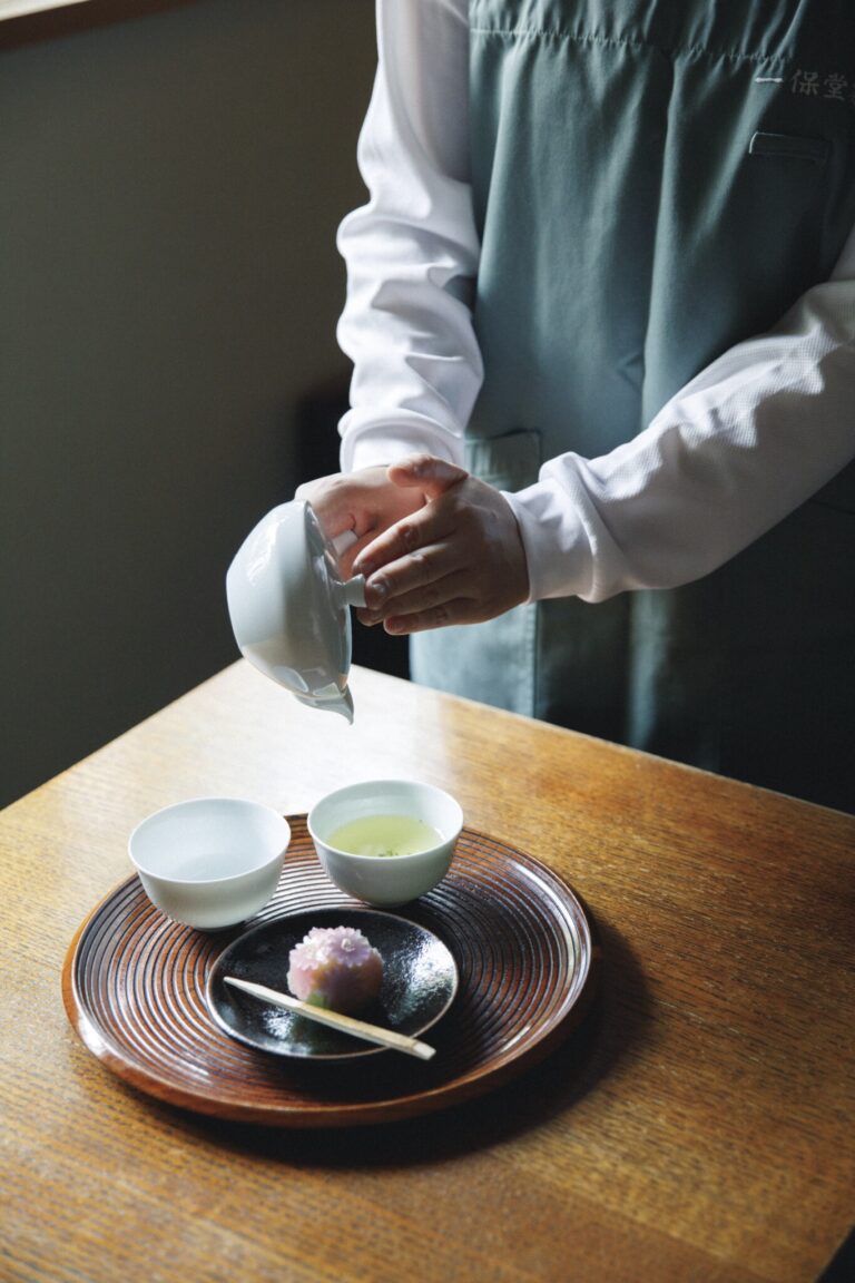 〈喫茶室 嘉木〉での京都本店限定の特撰煎茶和菓子付き1,540円。1煎目を淹れた状態で提供され、その後は自分で淹れて3煎目まで楽しめる。