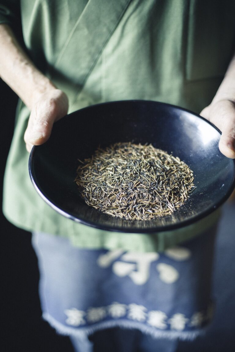 緑の茶葉が見えるほど、浅めに炒りあげているのが特徴のほうじ茶京風味かりがね・香悦。