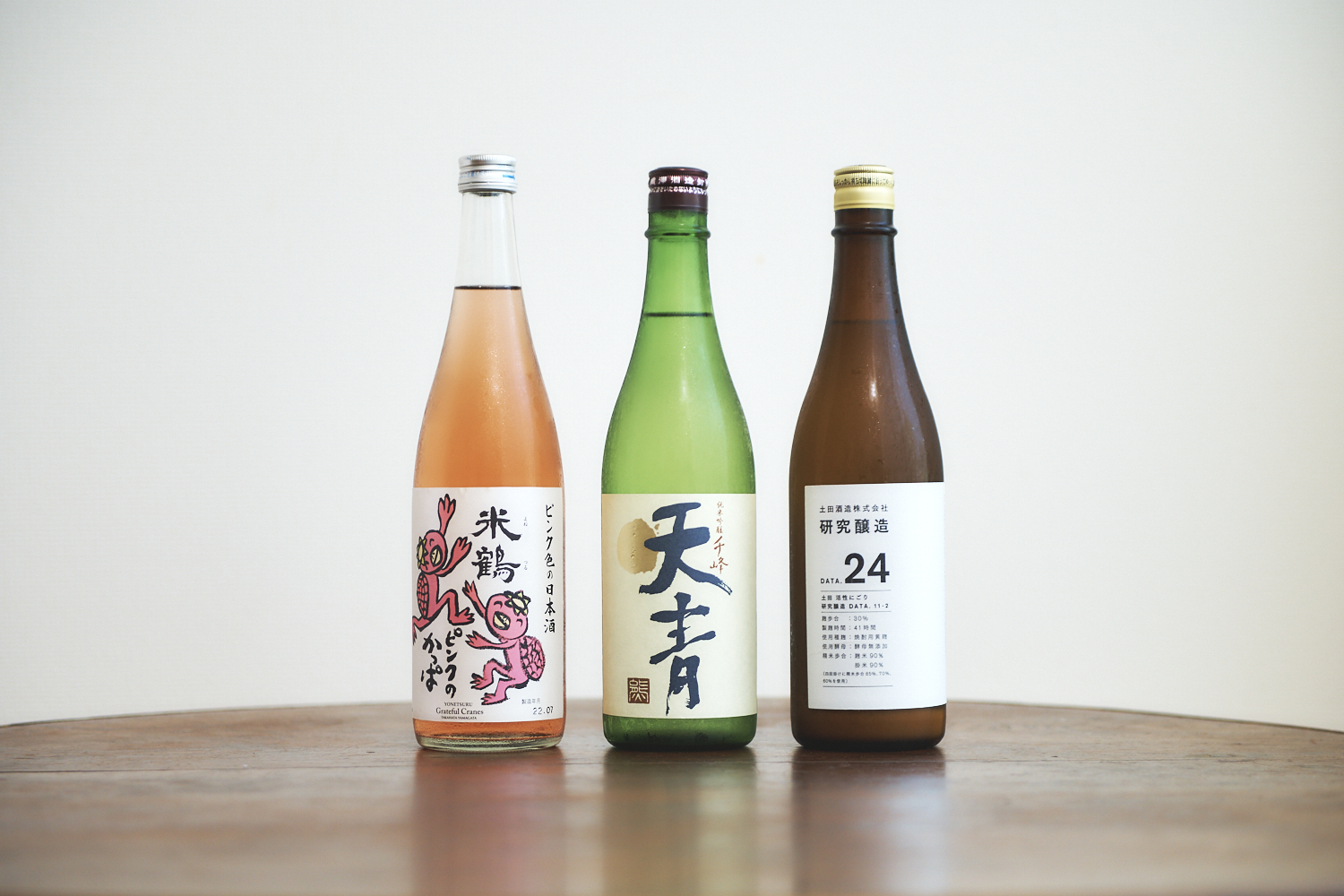 （左から）「米鶴 ピンクのかっぱ純米酒」「千鋒天青 純米吟醸」「土田 研究醸造 24 活性にごり生酒」