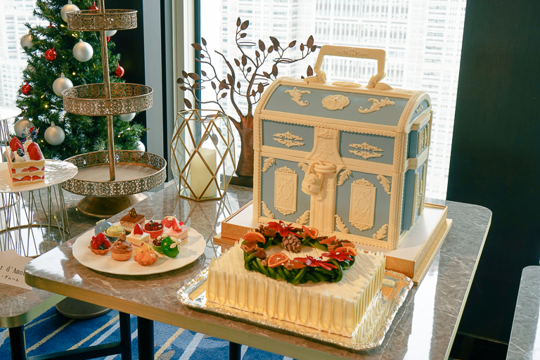フラッグシップケーキ「エクラン・ド・ボヌール～幸せの宝石箱～」5台限定 要予約 15万円。