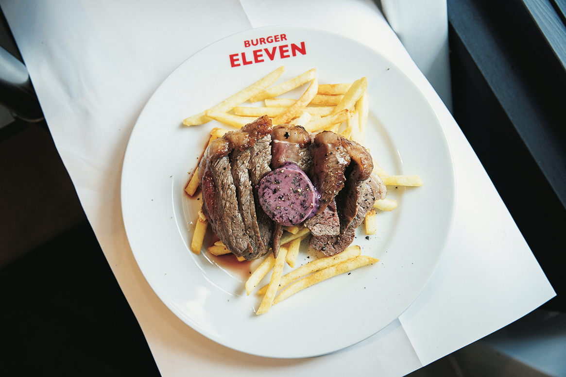 牛肉ステーキとフレンチフライ・スティックフリット1,870円も自慢の一皿。ほか、スイーツ類なども充実。