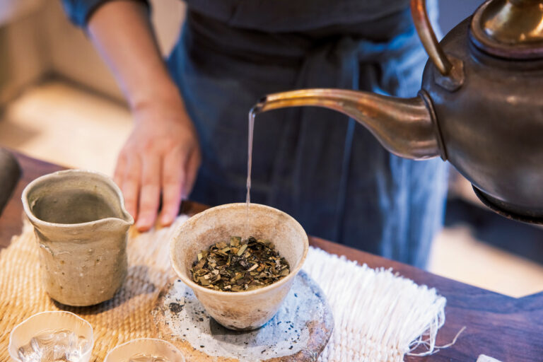 お茶は、台湾や中国の古樹から採れる無農薬栽培のもの。水出し以外にも炭酸水で割るなどの飲み方ができる。