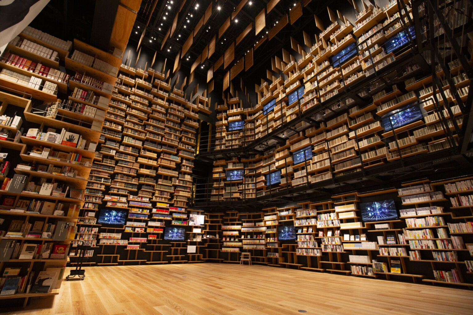 ４階にある「本棚劇場」は高さ８mの書棚におよそ3万冊の蔵書が！プロジェクションマッピングの上映も。©角川武蔵野ミュージアム