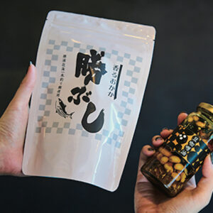 お土産におすすめの「勝ぶし」と「豆咖喱油」は、スタッフ渾身のセレクト品。