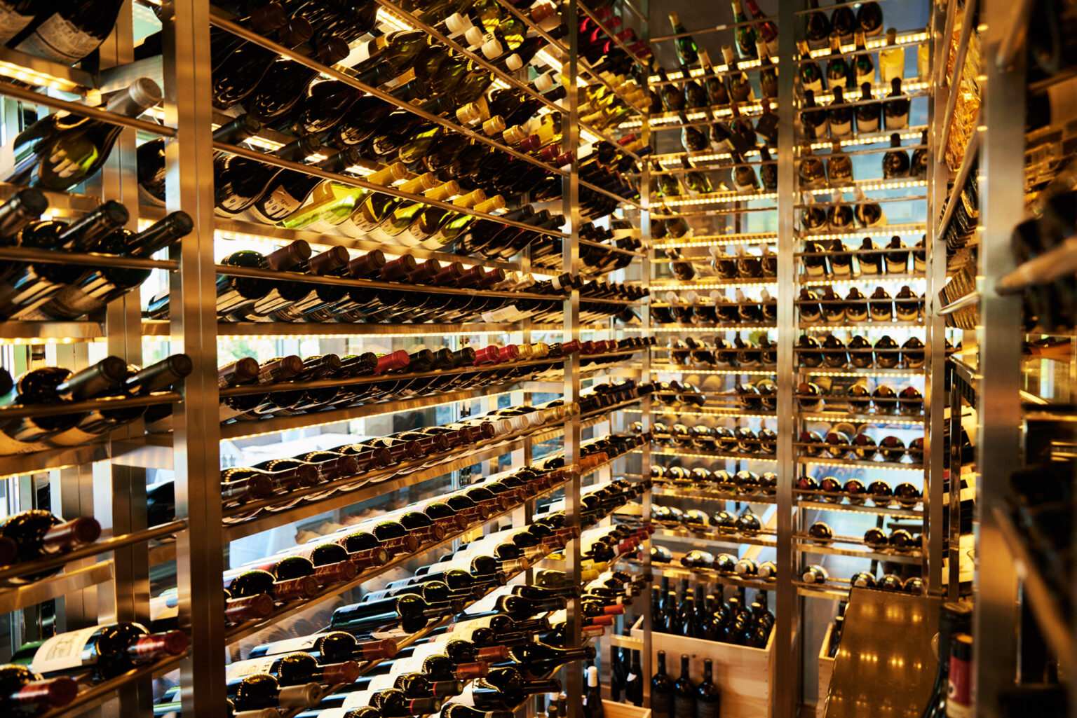 ワインセラーにはアメリカ、イタリア、ニューワールドのワインが約800本。