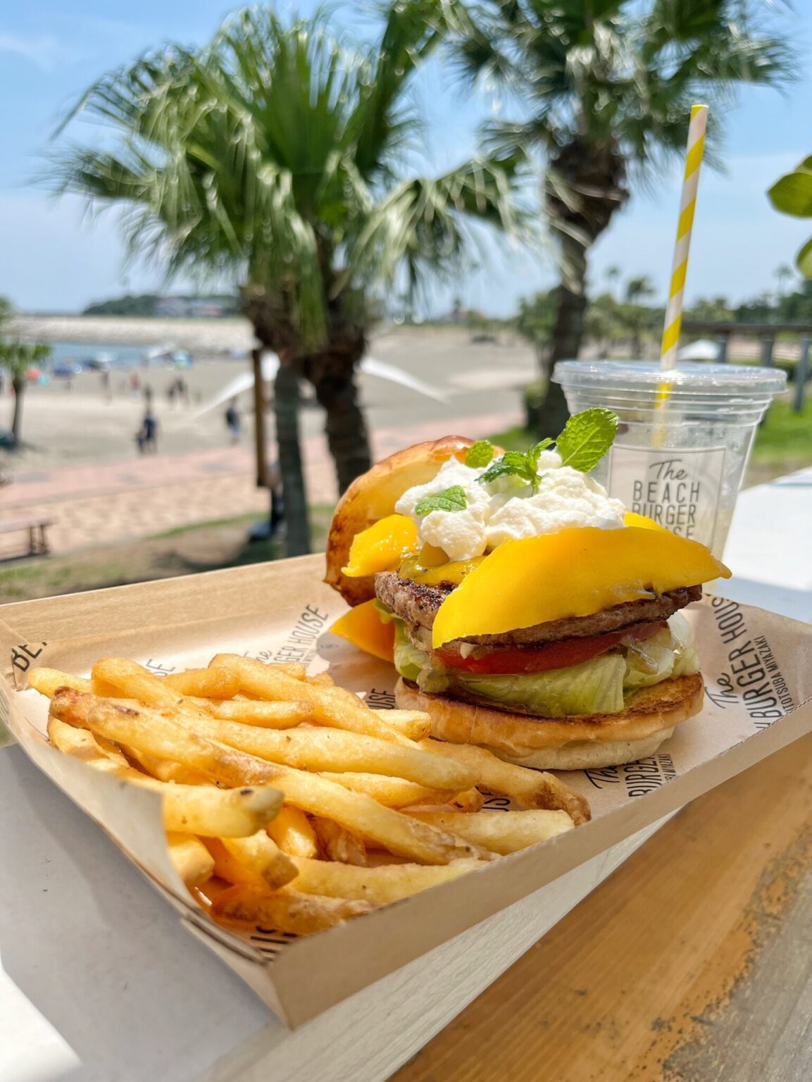 〈The Beach Burger House〉のマンゴーバーガー。