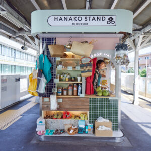 東急大井町線の等々力駅のホームにあるHanako Stand　裏面にはベンチがある。