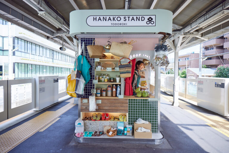 東急大井町線の等々力駅のホームにあるHanako Stand　裏面にはベンチがある。