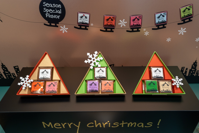 「クリスマス限定3個⼊り（三⾓箱）」（各1,350円）は3種類。レッドにはオリジナル、はちみつ、トゥインクル、グリーンにはオリジナル、抹茶、ミックスナッツ、ゴールドにはオリジナル、ダブルチョコ、メープルが入っています。