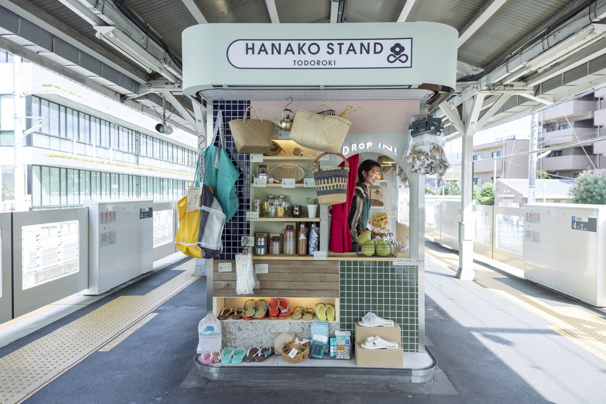 東急大井町線の等々力駅のホームにあるHanako Stand 裏面にはベンチがある。