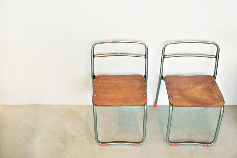 学校の教室にありそうななつかしい雰囲気の 椅子は、寒川にある古道具屋さん〈古家具古 道具 そうすけ〉で購入したもの。https://www.so-suke.com/