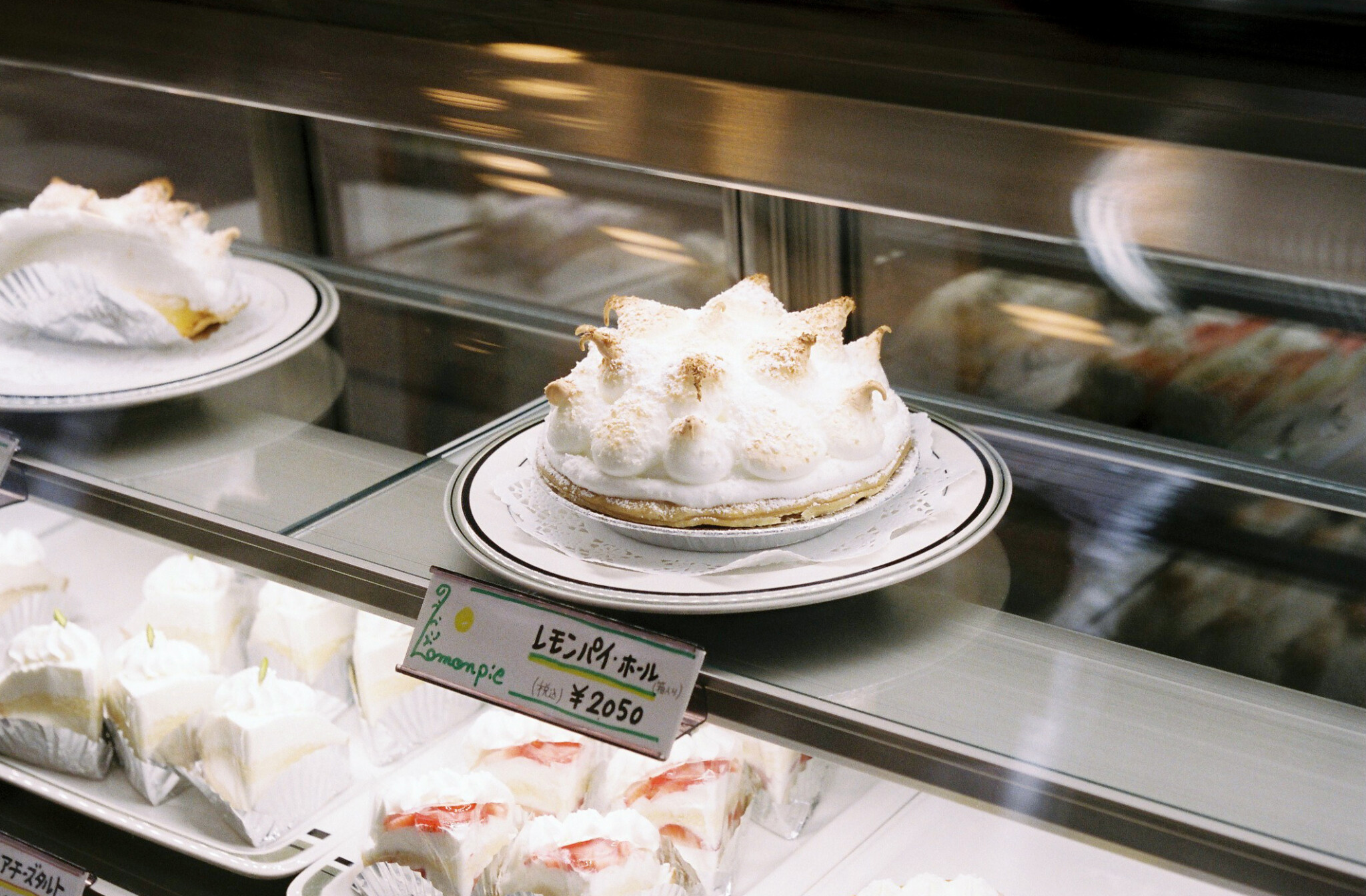 ケーキは店頭販売のみ。ホールケーキは電話等で予約を。