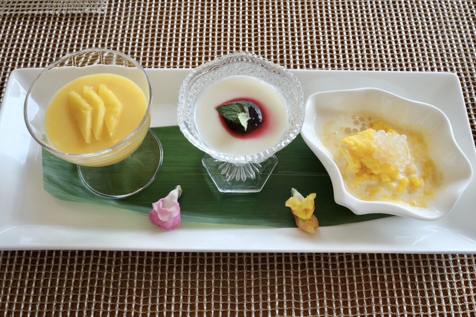 左から「マンゴープリン」「杏仁豆腐　ハスカップソース」「タピオカ入り台湾式スノーアイス」。