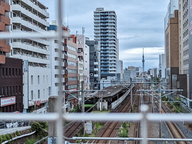 大塚駅南口と北口を結ぶ「空蝉橋」は、東京スカイツリーの隠れフォトスポット。