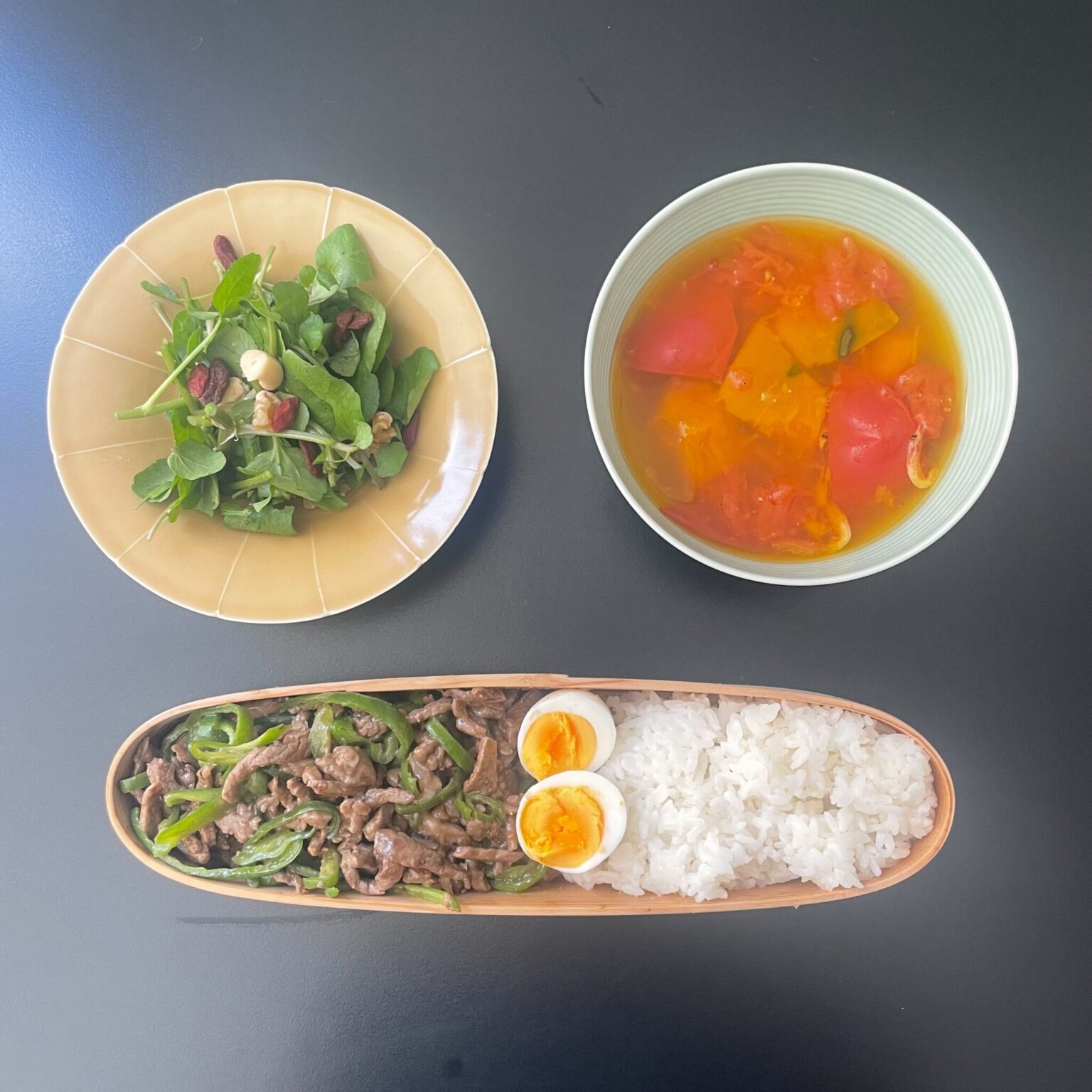 【3】牛肉の青椒肉絲、クレソンサラダ、トマトとかぼちゃのスープ、ゆで卵、白米。