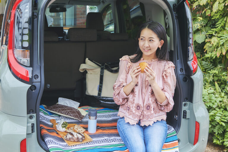天井高もあるので、荷室に腰掛けてパンを食べながらコーヒーブレイクなんていうのも、ドライブ旅の醍醐味。