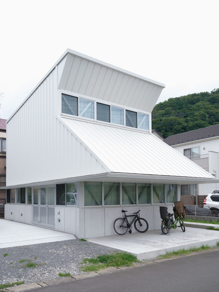 設計は建築家の湯浅良介さん(オフィスユアサ)に依頼。1階に天井の高いワンルームのLDK、2階に寝室、浴室がある。 設計は建築家の湯浅良介さん(オフィスユアサ)に依頼。1階に天井の高いワンルームのLDK、2階に寝室、浴室がある。