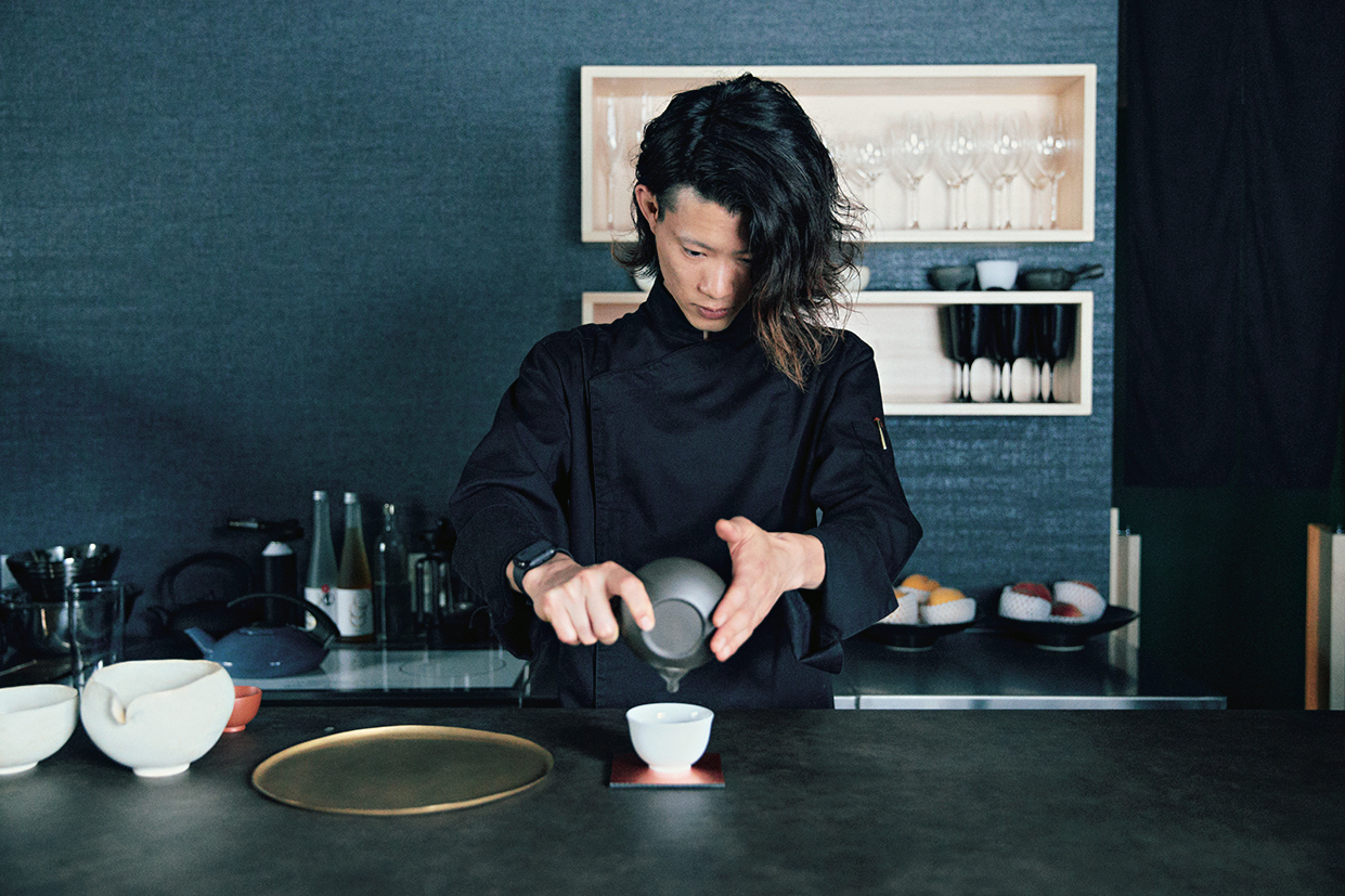 若きパティシエ、田中俊大さんが日本茶スイーツコースの店〈VERT〉を始めた。スイーツに使うお茶はそれぞれ品を変え、茶葉からレシピを考えることも。目の前でお茶を淹れ、スイーツを仕上げる。