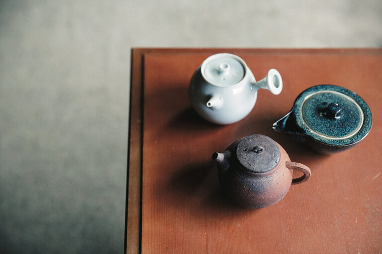 120年を超えて今に続く、老舗〈田村莱山〉で茶道具を探す。右・木村宜正 宝瓶、下・木村龍生焼締 急須、上・市岡和憲白瓷 急須。小ぶりな急須は人気で、一期一会の場合も多い。
