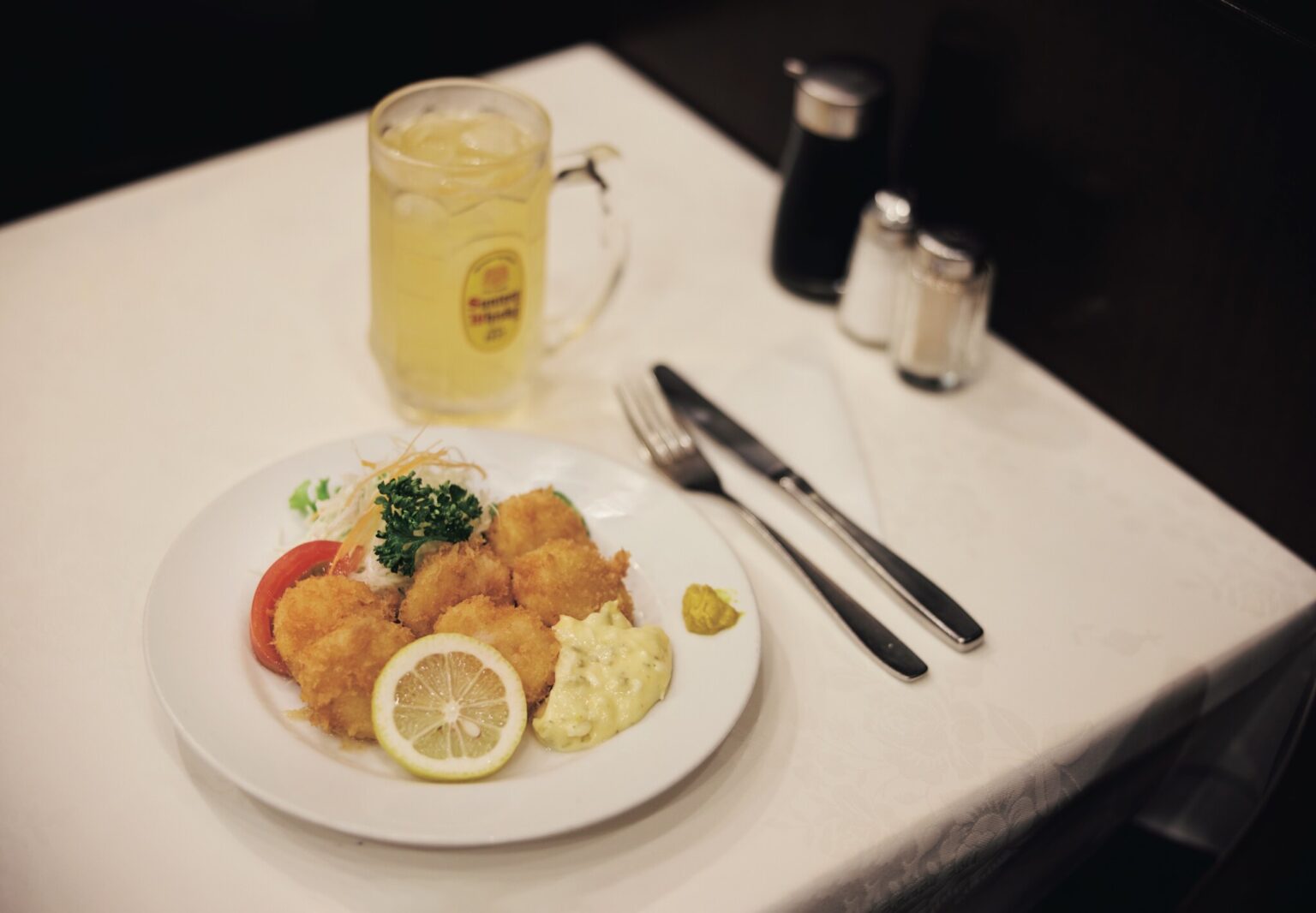 大銀座のおいしい洋食をめざして、料理取材経験が豊富な、Pさんこと渡辺紀子さんの指南を仰ぐことに。連れていかれたのは、日本橋のど真ん中にある、小さな佇まいのお店〈レストラン桂〉だった。